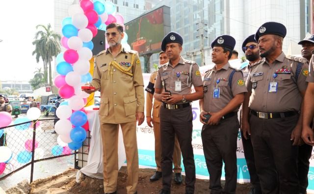 উত্তরায় সৌর বিদ্যুৎ চালিত ট্রাফিক সিগন্যাল লাইটের শুভ উদ্বোধন করলেন ডিএমপির ভারপ্রাপ্ত কমিশনার
