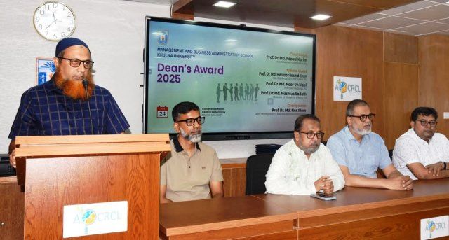 খুবির ব্যবস্থাপনা ও ব্যবসায় প্রশাসন স্কুলের ২২ শিক্ষার্থী পেলেন ডিন’স অ্যাওয়ার্ড