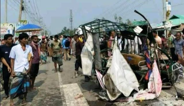 জামালপুরে কাভার্ডভ্যান-অটোর মুখোমুখি সংঘর্ষ: নিহত ৫, আহত-৩
