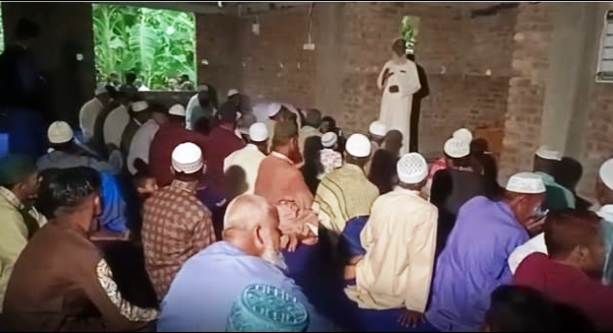 সাতক্ষীরায় সৌদি আরবের সঙ্গে মিল রেখে ২৫ গ্রামে ঈদ উদযাপন : চলছে পশু কোরবানি