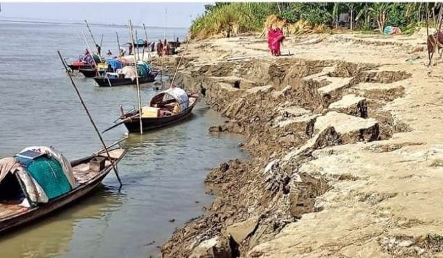 প্রশাসনের নীরবতায় মানিকগঞ্জে বালু মাফিয়াদের তাণ্ডব