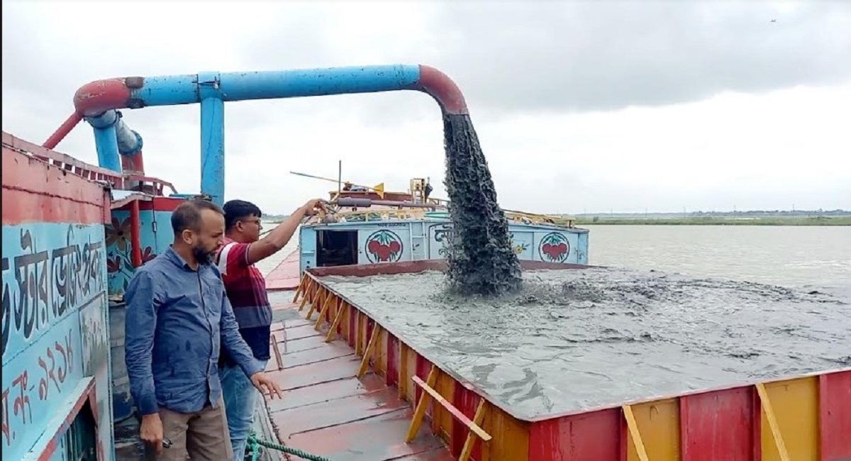 শিবালয়ে সশস্ত্র পাহারায় অবৈধ বালু উত্তোলন—নৌপুলিশের নিষ্ক্রিয়তায় হুমকিতে জাতীয় স্থাপনা, ক্ষোভে ফুঁসছে স্থানীয়রা