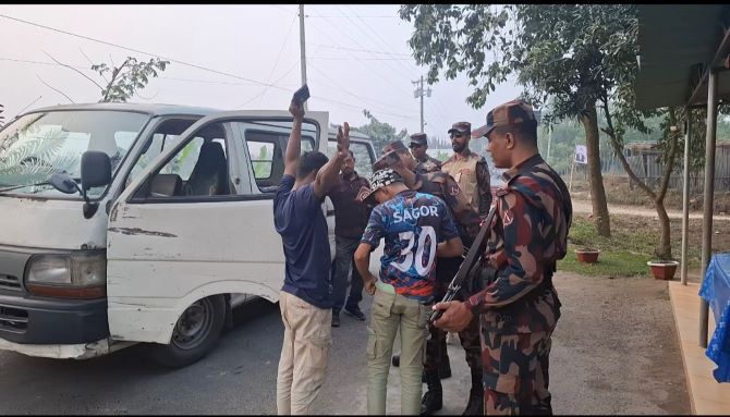 নির্বাচন ঘিরে জয়পুরহাটে সীমান্ত ও সড়কে বিজিবির কড়া নজরদারি