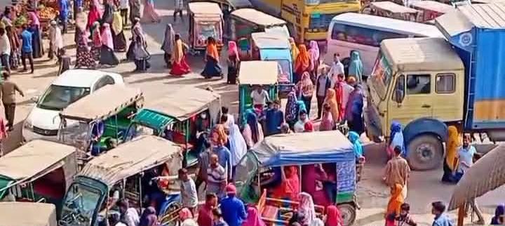আশুলিয়া ও ঢাকা-টাঙ্গাইল মহাসড়কের ডিইপিজেড রাস্তায় দীর্ঘ যানজটে পথচারীদের ভোগান্তি