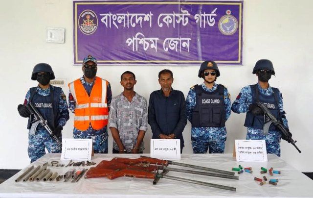 সুন্দরবনে কোস্টগার্ডের অভিযানে দুর্ধর্ষ ডাকাত আসাবুর বাহিনীর দুই জন অস্ত্র গোলাবারুদসহ আটক