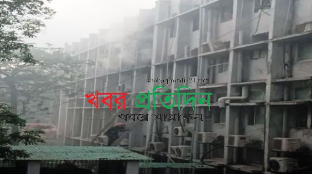 খুলনায় হাসপাতালে ভয়াবহ আগুন: ওটি বন্ধ, আতঙ্কিত রোগীদের অন্য হাসপাতালে স্থানান্তর