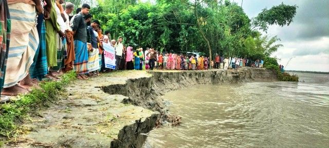 উলিপুরে তিস্তার ভাঙ্গন রোধে নদী তীরে মানববন্ধন