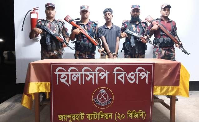 অবৈধ অনুপ্রবেশ: হিলি সীমান্তে পতাকা বৈঠকে বাংলাদেশি কিশোরকে ফেরত দিয়েছে বিএসএফ