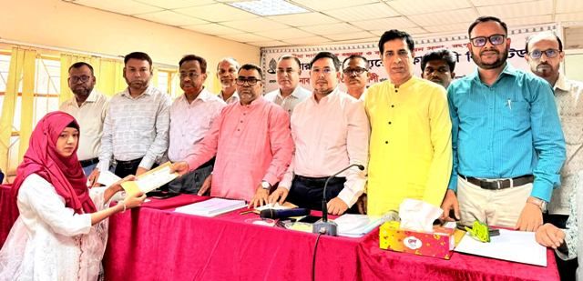 রংপুরে পপুলার লাইফ ইনস্যুরেন্সের বীমাদাবীর ২ কোটি ৩৬ লক্ষ টাকার চেক হস্তান্তর