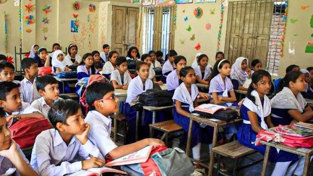 প্রাথমিকে ছুটি কমানোর কথা ভাবছে মন্ত্রণালয়