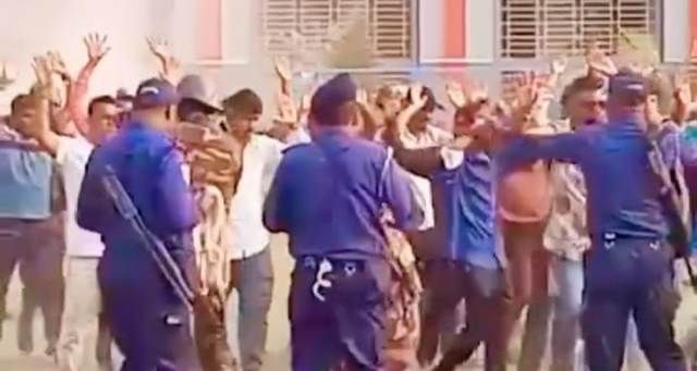 সাভারের তেঁতুলঝোড়া কলেজে মক ভোটিং কেন্দ্র পরিদর্শন করলেন স্বরাষ্ট্র উপদেষ্টা