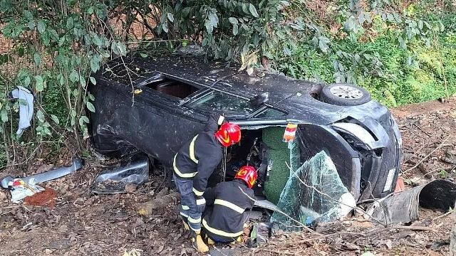 মাইক্রোবাস নিয়ন্ত্রণ হারিয়ে খাদে, ঝরলো ৩ প্রাণ