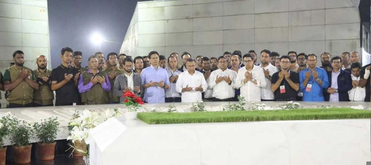 মা-বাবার কবর জিয়ারত করে প্রচারণা শেষ করলেন তারেক রহমান