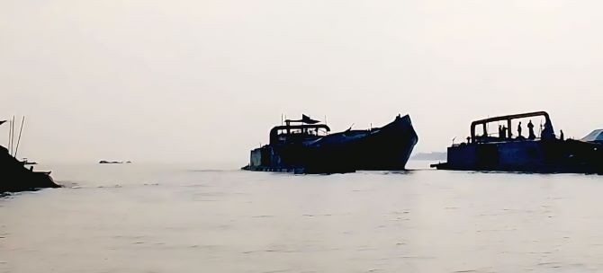 অবৈধ বালু মাফিয়ার সশস্ত্র দৌরাত্ম্যে: আতঙ্কিত চরাঞ্চল