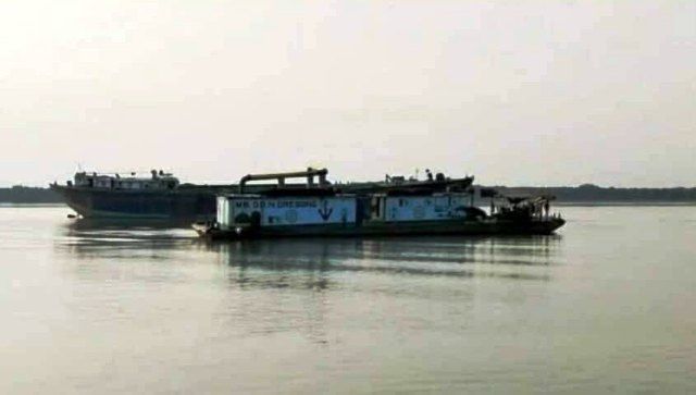 খুলনার কয়রায় নদী থেকে প্রতিনিয়ত বালু উওলন জনমনে ক্ষোভ প্রকাশ করেন: প্রশাসনের নীরবতা