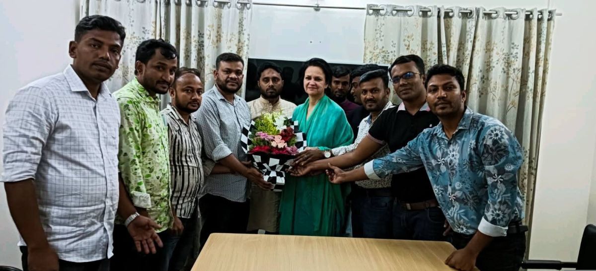 ঝালকাঠির জীবা আমিন খান এমপি কে স্বেচ্ছাসেবক দলের পক্ষ থেকে ফুলেল শুভেচ্ছা