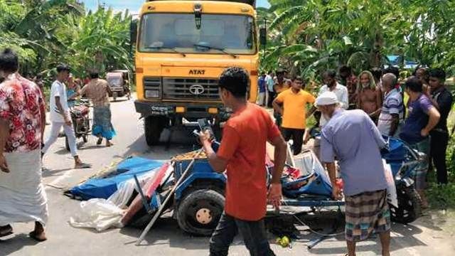 কুড়িগ্রামে ট্রাকচাপায় প্রাণ গেল অটো চালক ও স্কুলছাত্রীর