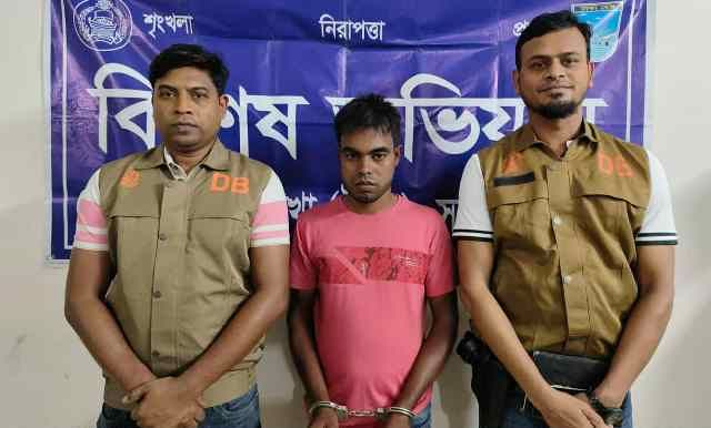 আশুলিয়ায় ক্লুলেস হত্যা মামলার এক জন পলাতক আসামীকে গ্রেফতার করেছে ডিবি পুলিশ