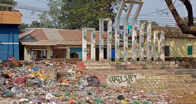 সৈয়দপুরে শহীদ মিনারে ময়লা আবর্জনার ভাগাড়
