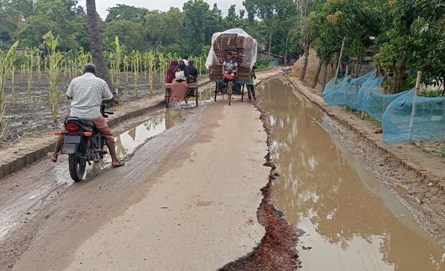 আত্রাইয়ে সড়কে দুরবস্থা: স্থানীয়দের ক্ষোভ