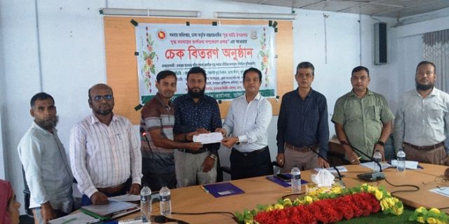 তালায়  দুগ্ধ উৎপাদন বৃদ্ধিতে সমবায় সদস্যদের মাঝে চেক বিতরণ