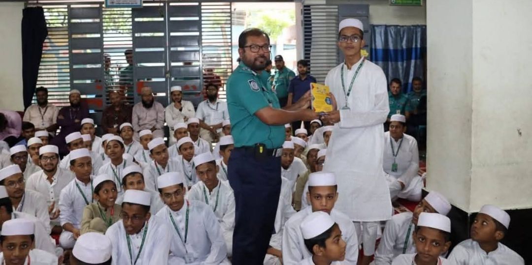 খুলনায় নিরাপদে রাস্তা ব্যবহারের নিয়ম কানুন সম্পর্কে ছাত্রছাত্রীদেরকে অবহিতকরণ কর্মসূচি