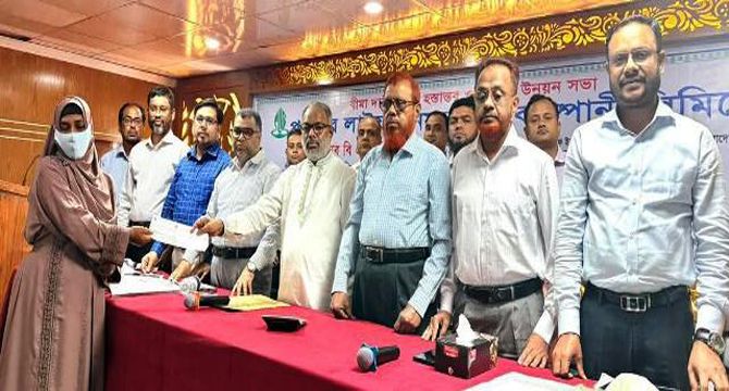 ময়মনসিংহে পপুলার লাইফ ইনস্যুরেন্সের বীমাদাবীর ৩ কোটি ৫৬ লক্ষ টাকার চেক হস্তান্তর