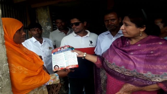 বিএনপির ৩১ দফা লিফলেট বিতরণে মমতাজ হোসেন লিপির গণসংযোগ