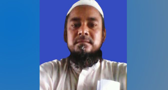 পোরশায় ছুটি ছাড়াই প্রতিবছর হজে যান সরকারি কলেজের লাইব্রেরিয়ান