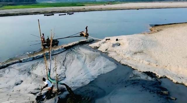 ধলেশ্বরী নদীতে হাইকোর্টের নিষেধাজ্ঞা অমান্য করে অবৈধ বালু উত্তোলন: প্রশাসনের নিষ্ক্রিয়তায় উদ্বেগ