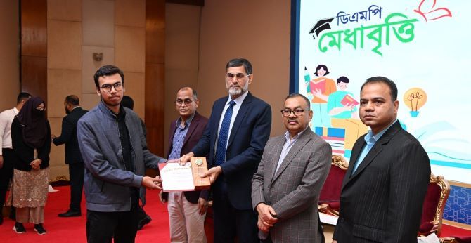 ঢাকা মেট্রোপলিটন পুলিশ পরিবারের মেধাবী সন্তানদের শিক্ষাবৃত্তি প্রদান করলেন ডিএমপি কমিশনার