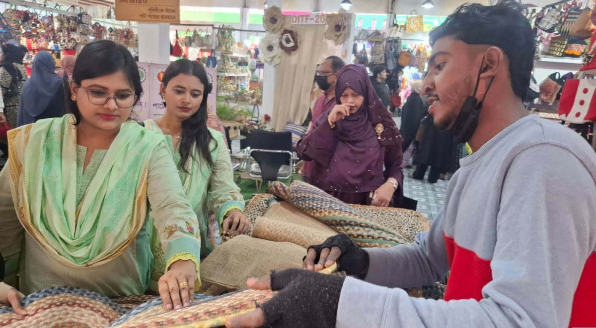 আন্তর্জাতিক বাণিজ্য মেলা: দৃষ্টিনন্দন ও বাহারি পাটজাত পণ্য ক্রেতাদের চাহিদা