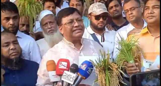 মুন্সিগঞ্জ -৩ আসনে ধানের শীষে লিফলেট প্রচারণায় গণসংযোগ মোশারফ পুস্তি