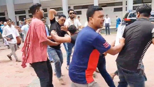 মেহেরপুরে প্রকাশ্যে আদালত চত্ত্বর থেকে অপহরণ-মাইক্রোসহ আপহরকারীরা আটক