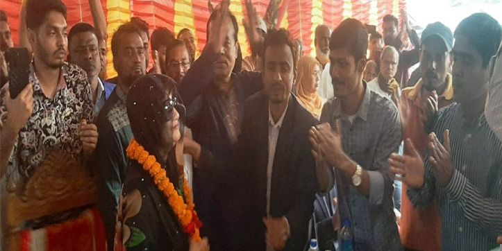 ঝালকাঠিতে নবনির্বাচিত এমপি ইসরাত সুলতানা ইলেন ভুট্টোকে ফুলেল শুভেচ্ছা ও অভিনন্দন জানিয়েছে দলের নেতাকর্মীরা