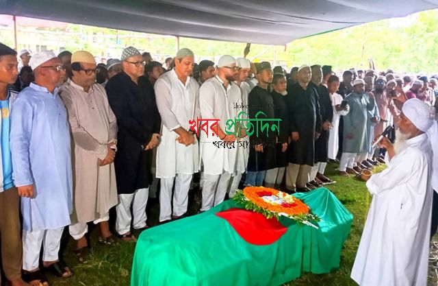 মা-বাবার কবরের পাশে চিরশায়িত ইঞ্জিনিয়ার মোশাররফ হোসেন