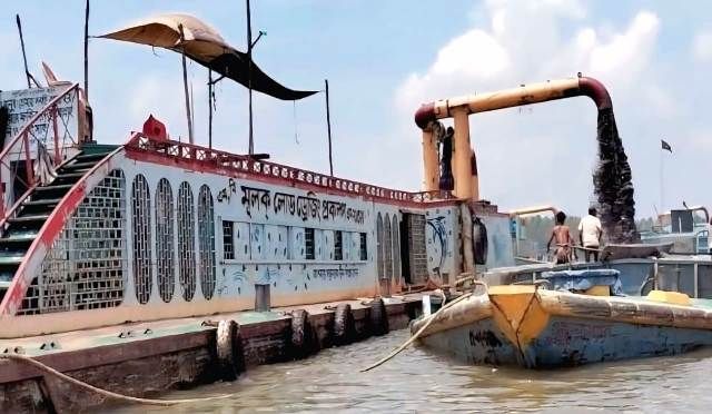 ফরিদপুর–মানিকগঞ্জে অবৈধ ড্রেজিংয়ে বালু উত্তোলন