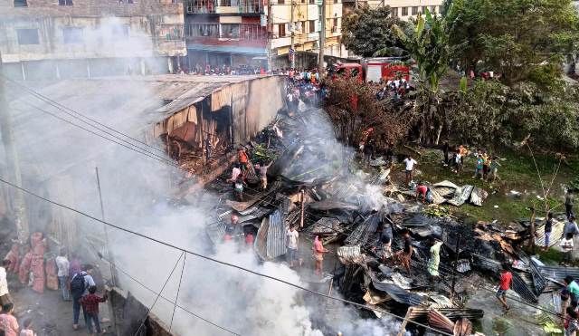 আশুলিয়ার জামগড়া মোল্লা বাজারে তাঁতি দল নেতার গোডাউনসহ একাধিক প্রতিষ্ঠানে অগ্নিসংযোগ