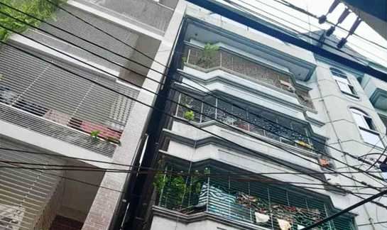 রাজধানীর ডেমরায় হেলে পড়ল বহুতল ভবন