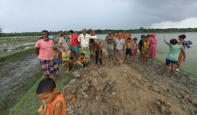 তালায় ভয়াবহ ভাঙন ঠেকাতে টেকসই বেড়িবাঁধ নির্মাণে কাজ শুরু