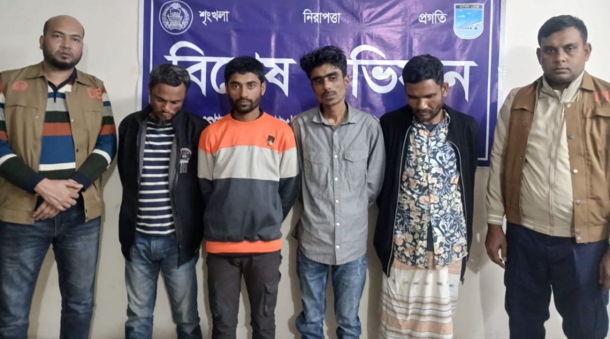 আশুলিয়ায় ডিবি পুলিশের অভিযানে চোর ও ছিনতাইকারী চক্রের ৪ সদস্য গ্রেফতার