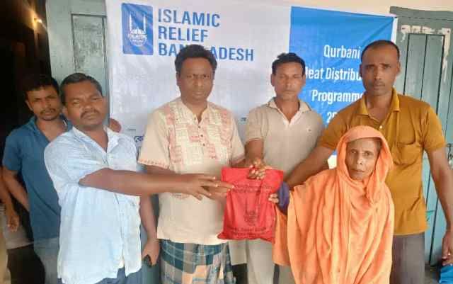 উলিপুরে অসহায়দের মাঝে ইসলামিক রিলিফ বাংলাদেশ এর কোরবানির মাংস বিতরণ
