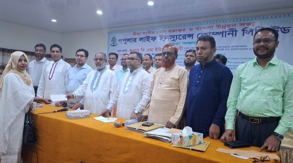 বগুড়ায় পপুলার লাইফ ইনস্যুরেন্সের  বীমাদাবীর ২ কোটি ৮৫ লক্ষ টাকার চেক হস্তান্তর
