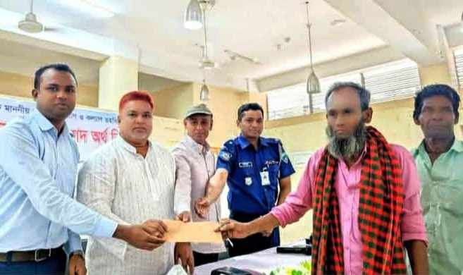 নাসিরনগরে প্রধানমন্ত্রীর ত্রান তহবিল থেকে নগদ অর্থ বিতরণ