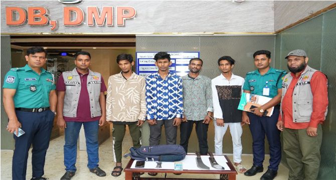 মগবাজারে চাঞ্চল্যকর ছিনতাইয়ের ঘটনায় ছিনতাইকৃত মালামালসহ চারজনকে গ্রেফতার করেছে ডিবি