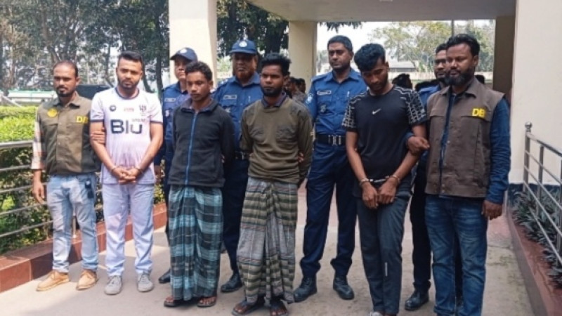 নওগাঁয় তিন ডাকাতসহ চারজন আটক