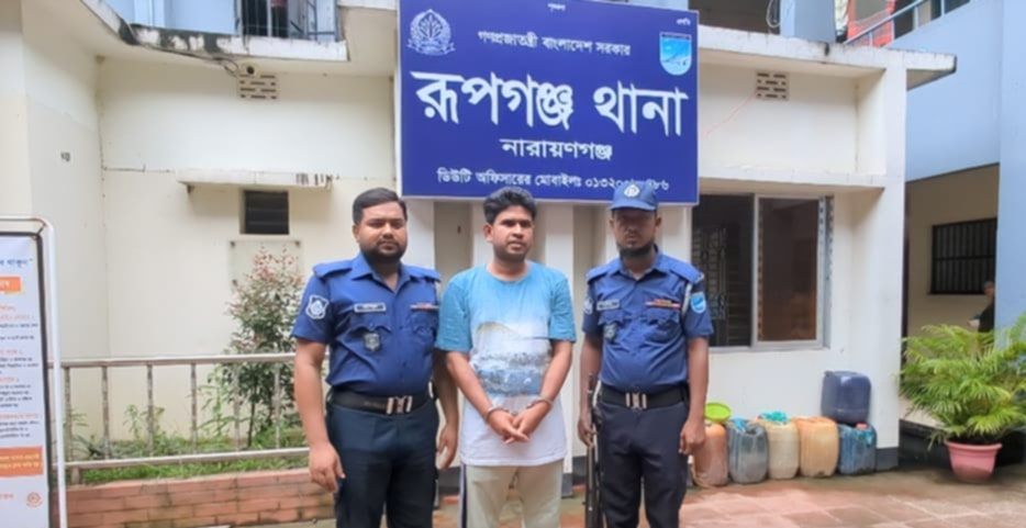 রূপগঞ্জে সিএনজি চালক থেকে কোটিপতি: মাদক, জমি দখল ও নারী কেলেঙ্কারিতে আলোচিত মোতালিব র‌্যাব-১ এর হাতে গ্রেপ্তার