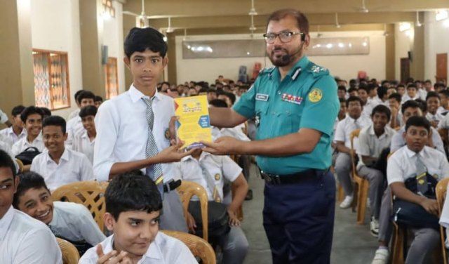 খুলনায় নিরাপদে রাস্তা ব্যবহারের নিয়ম কানুন সম্পর্কে ছাত্রছাত্রীদের অবহিতকরণ কর্মসূচি