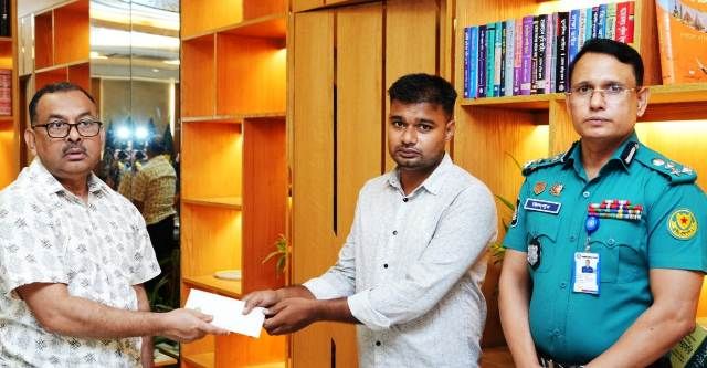 ট্রাফিক সহায়তাকারীর চিকিৎসার জন্য এক লক্ষ টাকা অনুদান দিলেন ডিএমপি কমিশনার