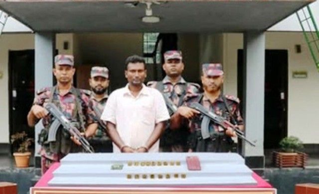 যশোরে ১৭টি সোনার বারসহ আটক ১